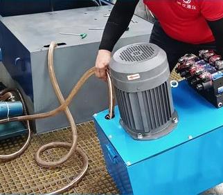 師傅正在安裝調(diào)試液壓站。多種型號可以來圖定制